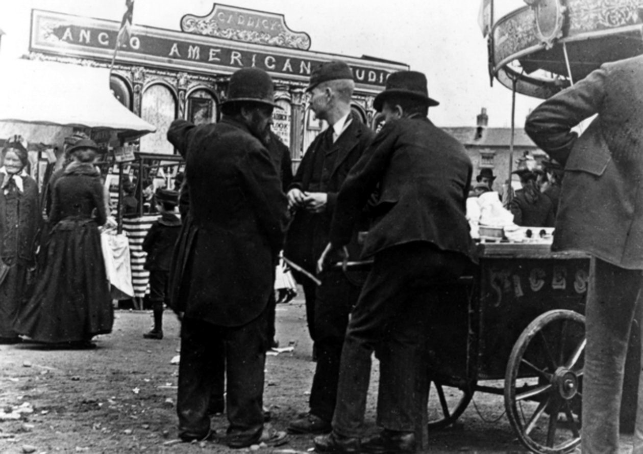 Kermis op Market Street, Kidderminster, 1900 door English Photographer