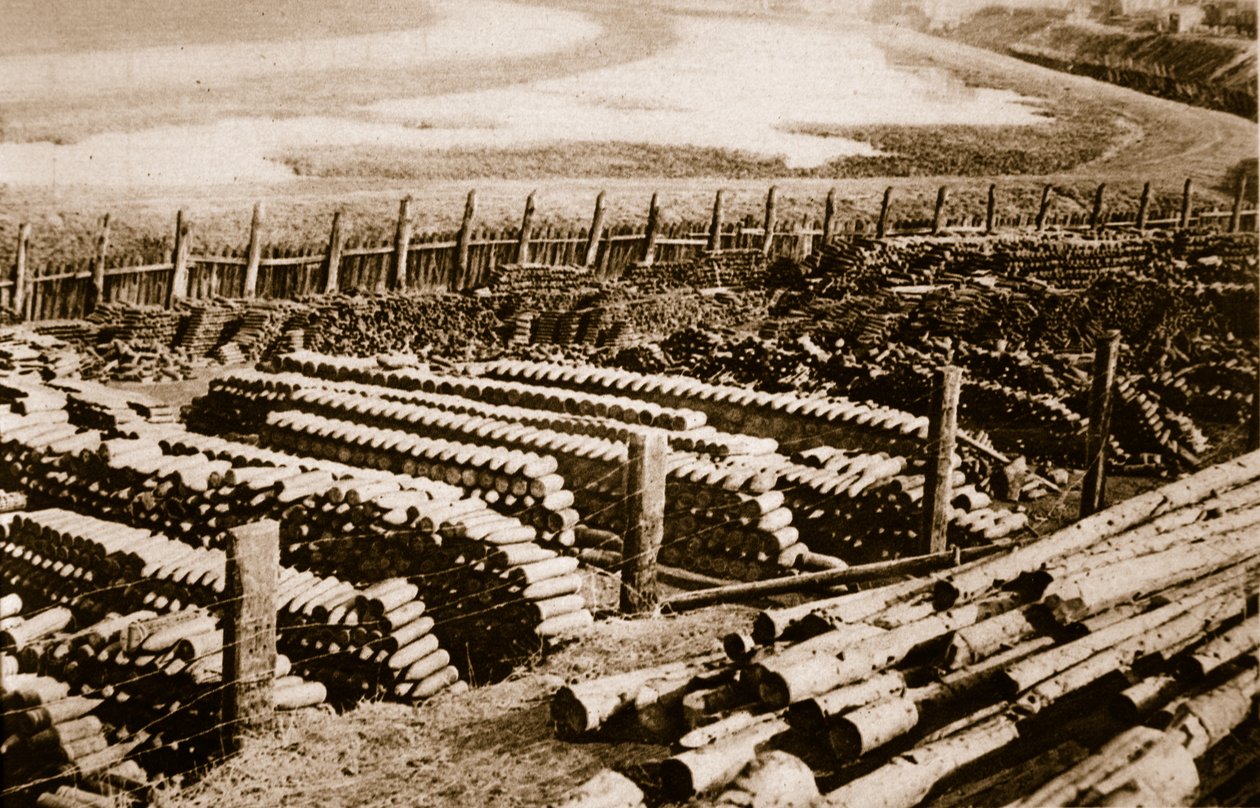 Gasgranaten in Luttre, België, 1914-19 door English Photographer