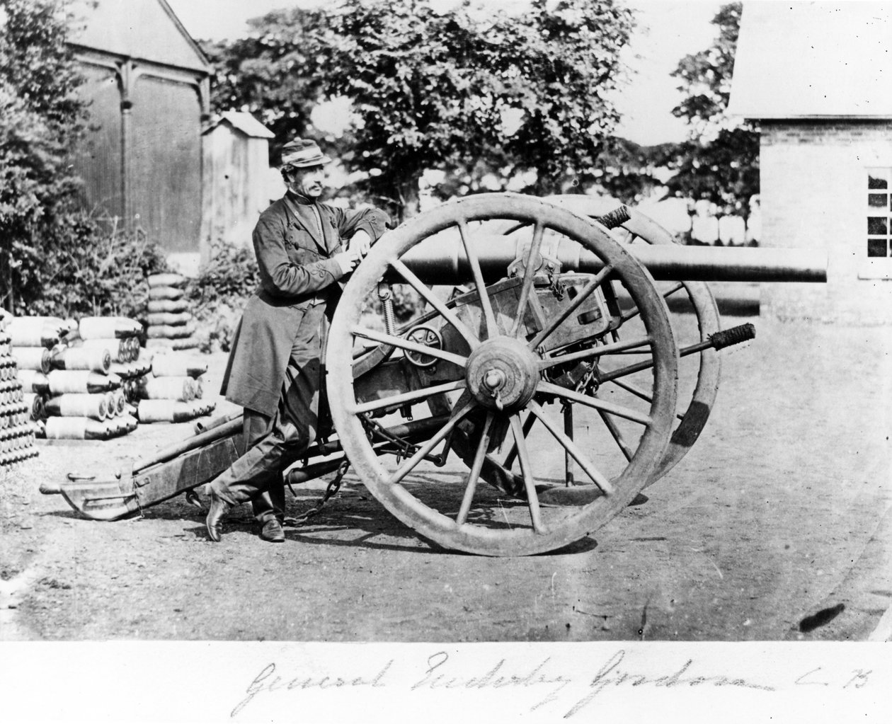 Generaal Enderby Gordon, ca. 1860-80 door English Photographer