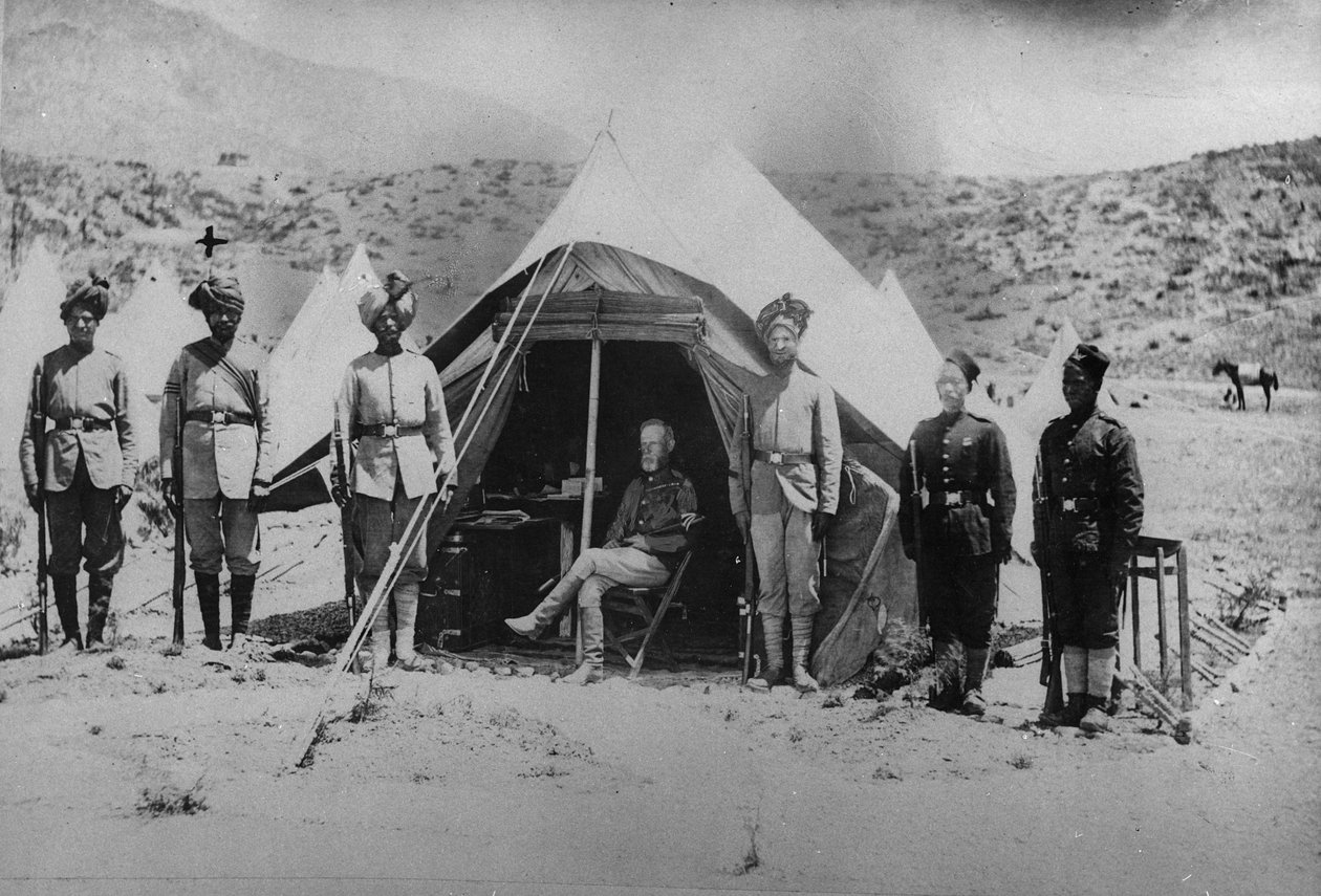 Generaal Roberts met zijn inheemse ordonnansen in de kleine tent gebruikt tijdens de Tweede Afghaanse Oorlog, 1878-80 door English Photographer