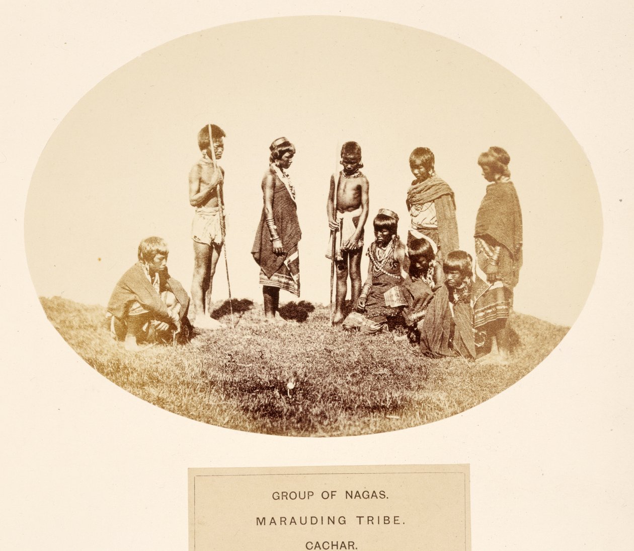 Groep van Nagas, plunderende stam, Cachar, uit The People of India, door J. Forbes Watson, uitgegeven 1868 door English Photographer