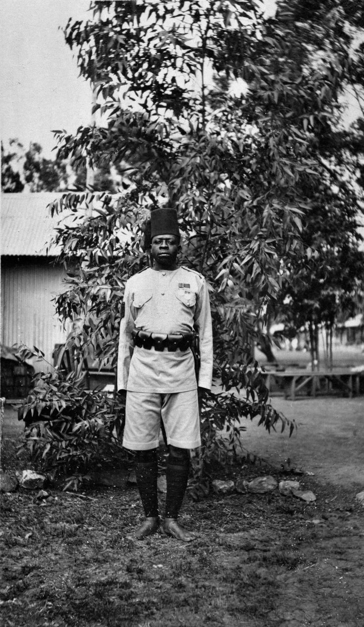 Keniaanse soldaat, ca. 1914 door English Photographer