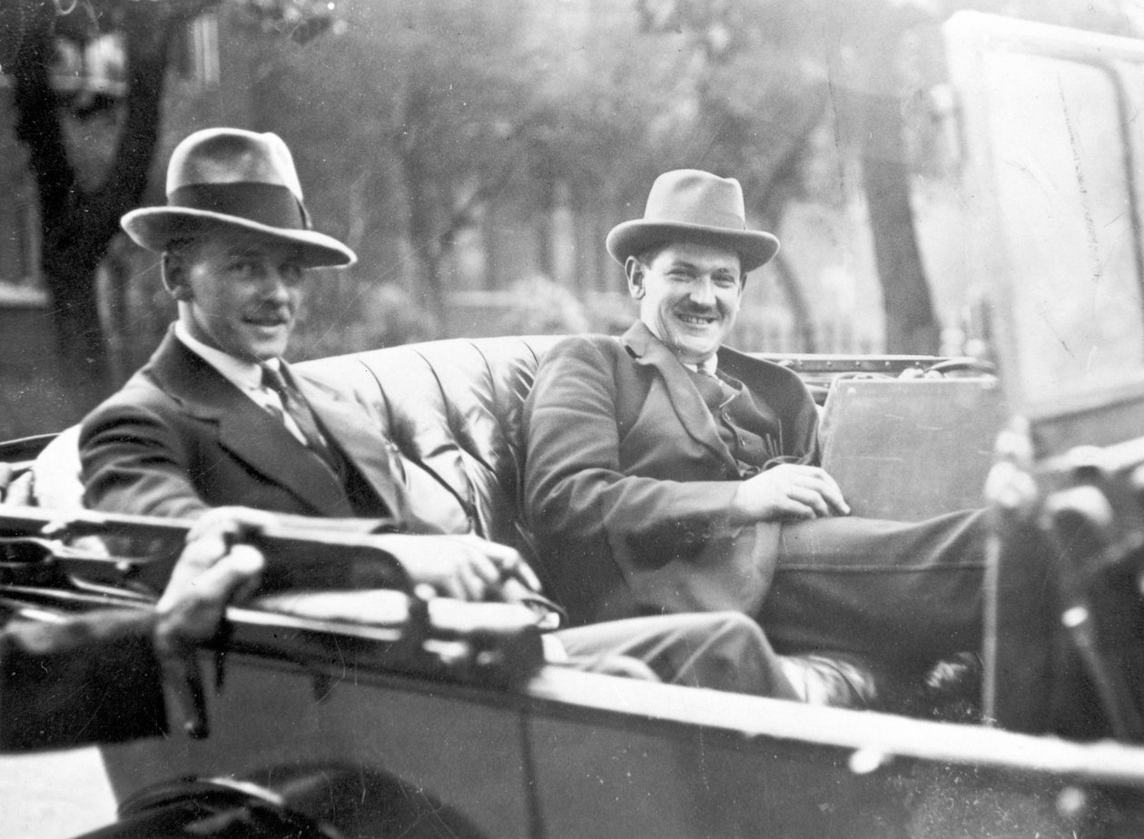 Michael Collins (1890-1922) met Emmet Dalton tijdens de verdragsonderhandelingen in Londen, 1921 door English Photographer