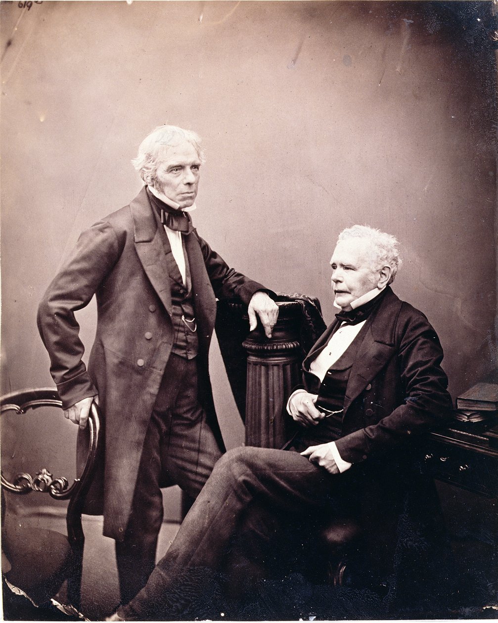 Michael Faraday en William Thomas Brande (zittend), 1850s-midden 1860s door English Photographer