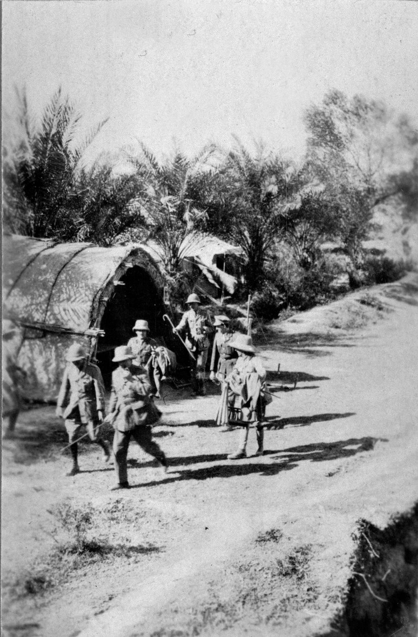 Officieren lopen langs een rieten hut, 1917 door English Photographer