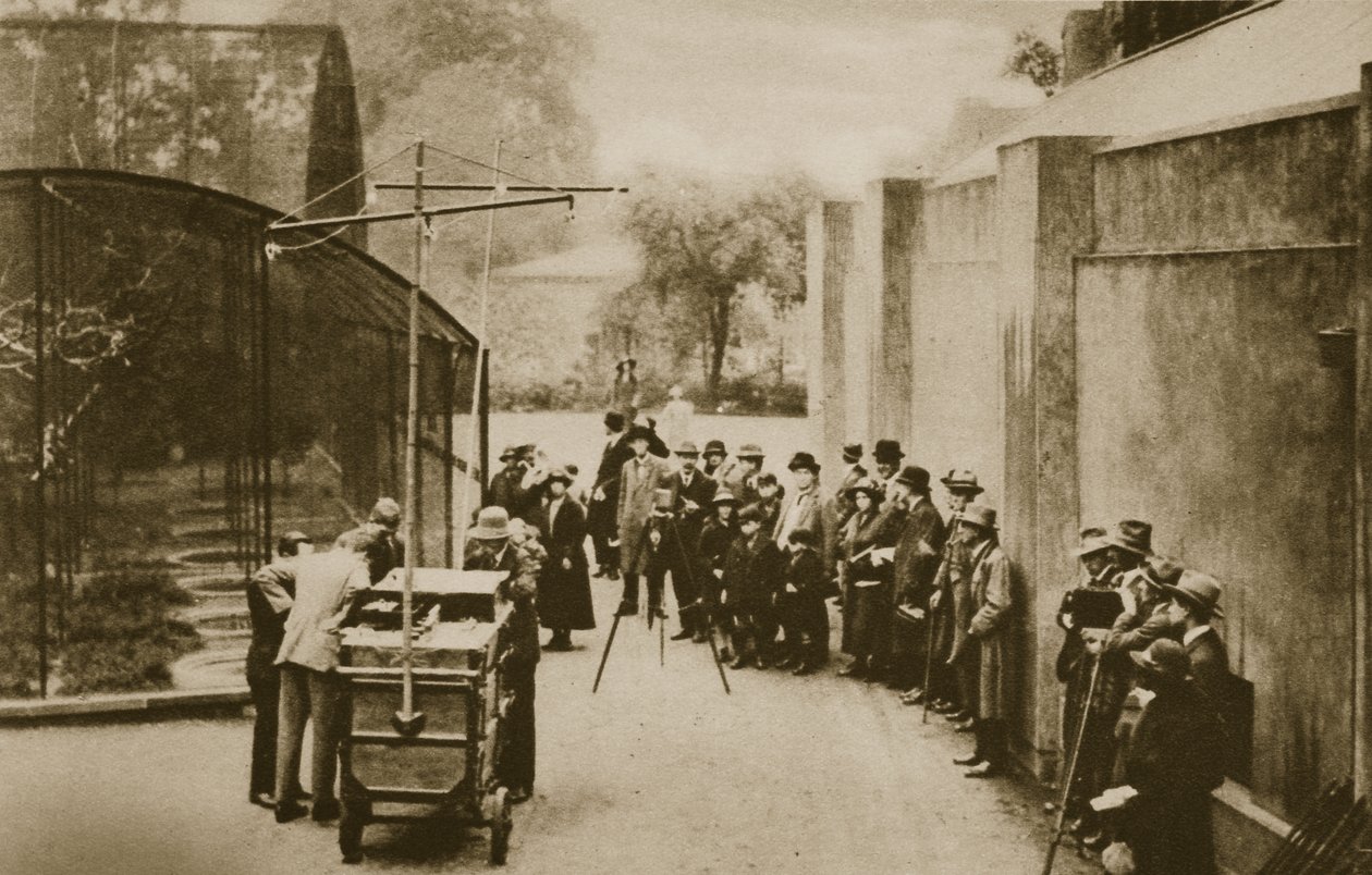 Ambtenaren van de British Broadcasting Corporation bereiden zich voor om geluiden uit de volière in de London Zoo uit te zenden door English Photographer