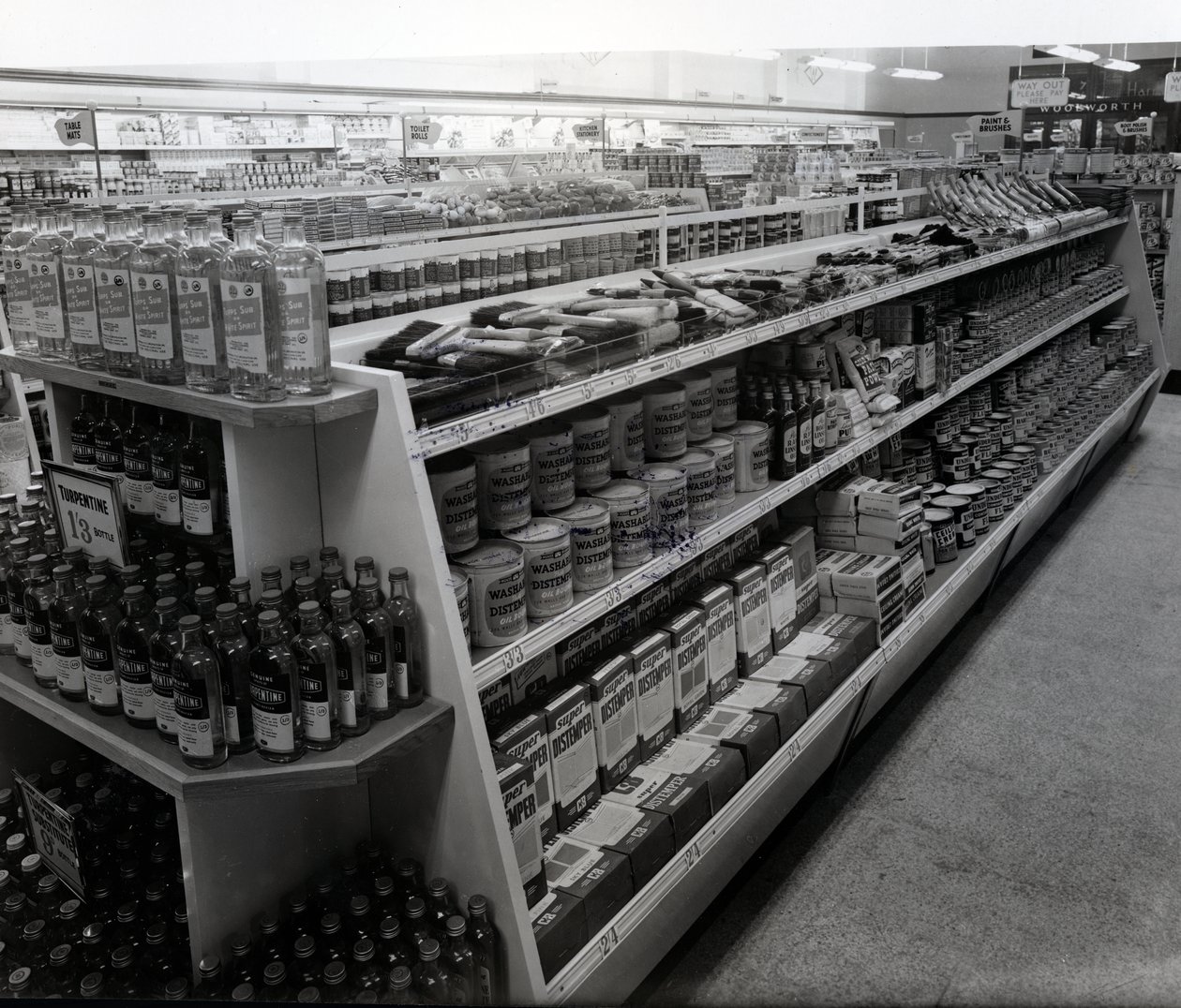 Verf- en kwasten gangpad, Woolworths winkel, 1956 door English Photographer