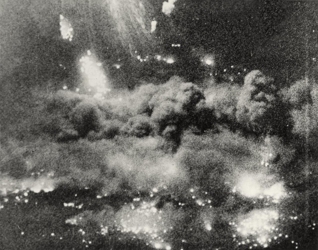 Foto met beelden van Berlijn, inclusief bomschade, Duitsland, 1945 door English Photographer