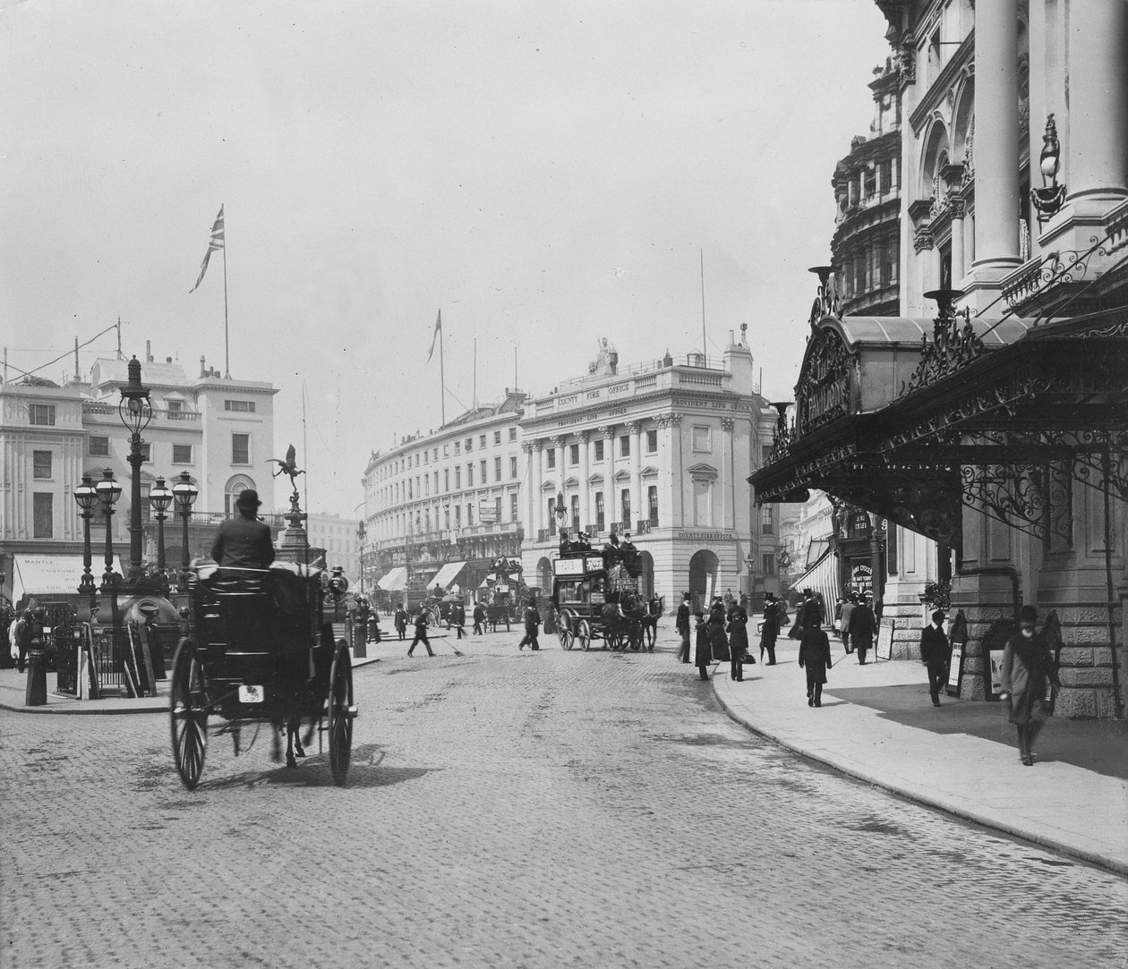 Piccadilly Circus door English Photographer