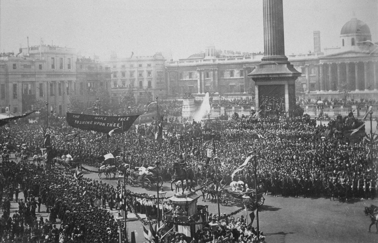 Koningin Victoria (1819-1901) rijdt door Trafalgar Square tijdens haar Gouden Jubileumvieringen, 1887 door English Photographer