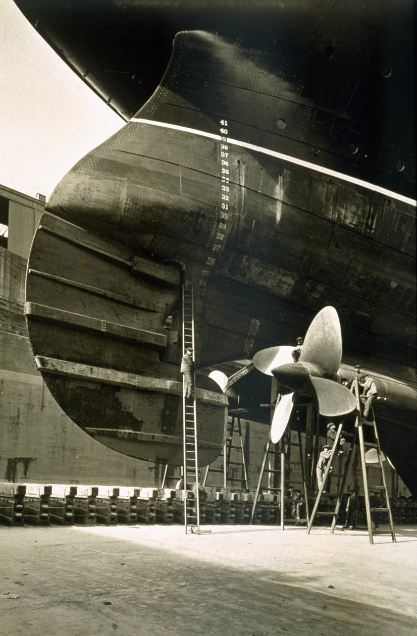 RMS Aquitania door English Photographer