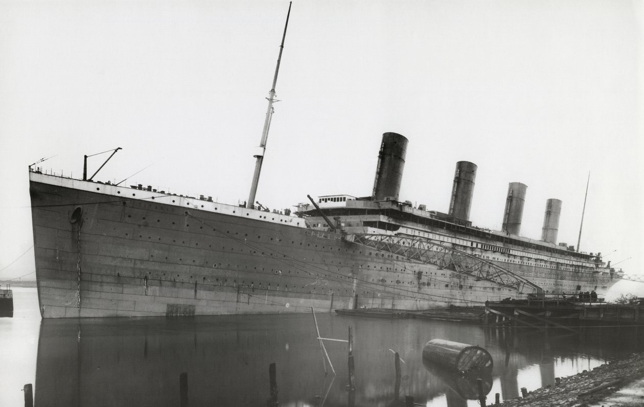 RMS Titanic tijdens de afwerking, 1 januari 1912 door English Photographer