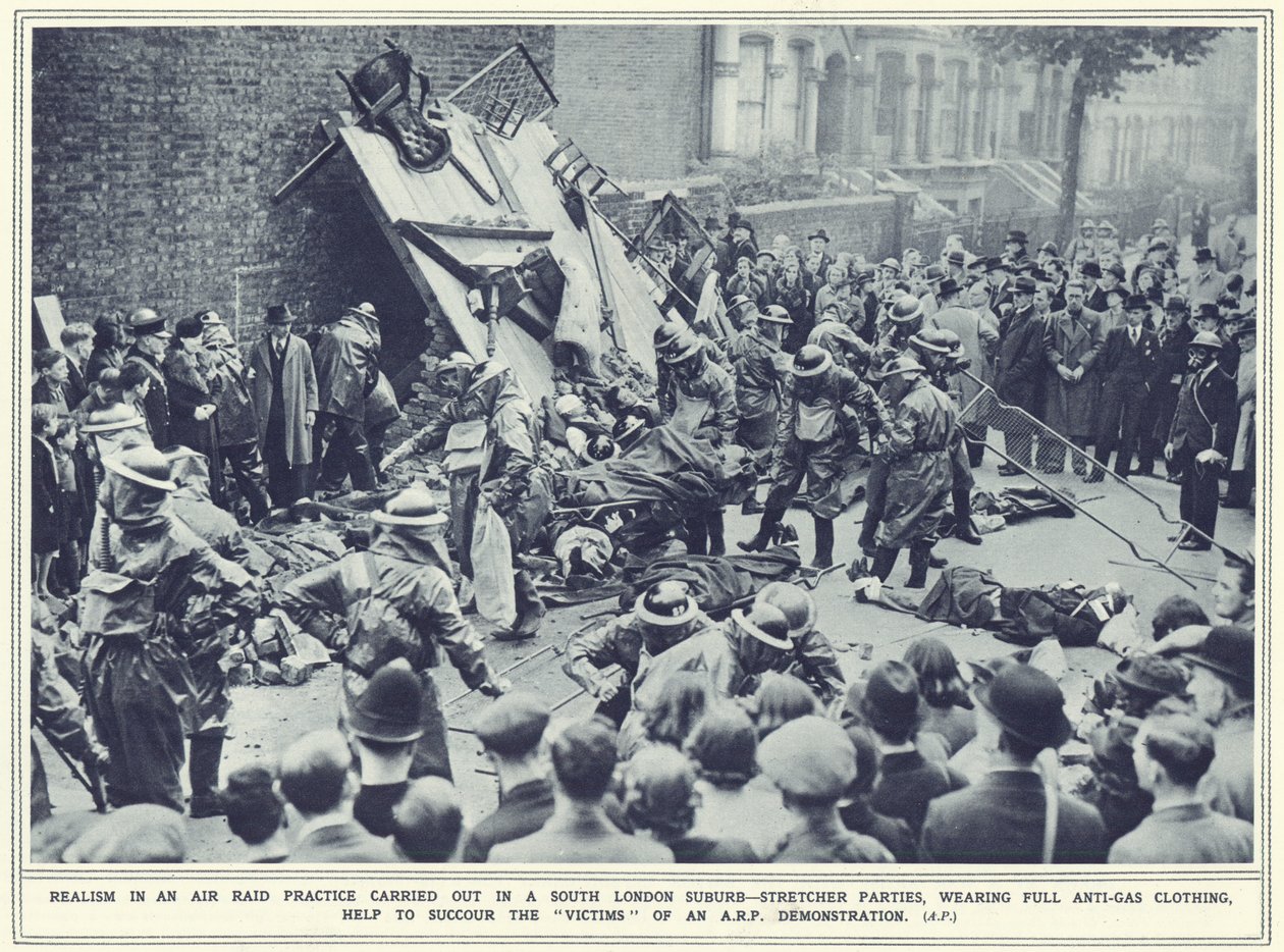 Realiteit in een luchtaanvalsoefening uitgevoerd in een buitenwijk van Zuid-Londen, uit The Illustrated War News, gepubliceerd op 8 november 1939 door English Photographer