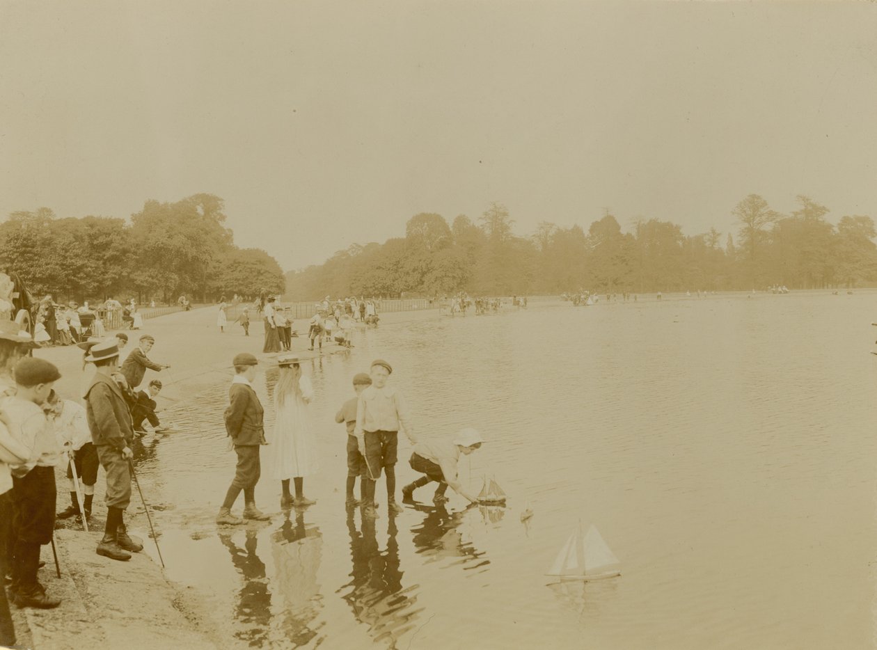 Round Pond, Kensington Gardens, Londen door English Photographer