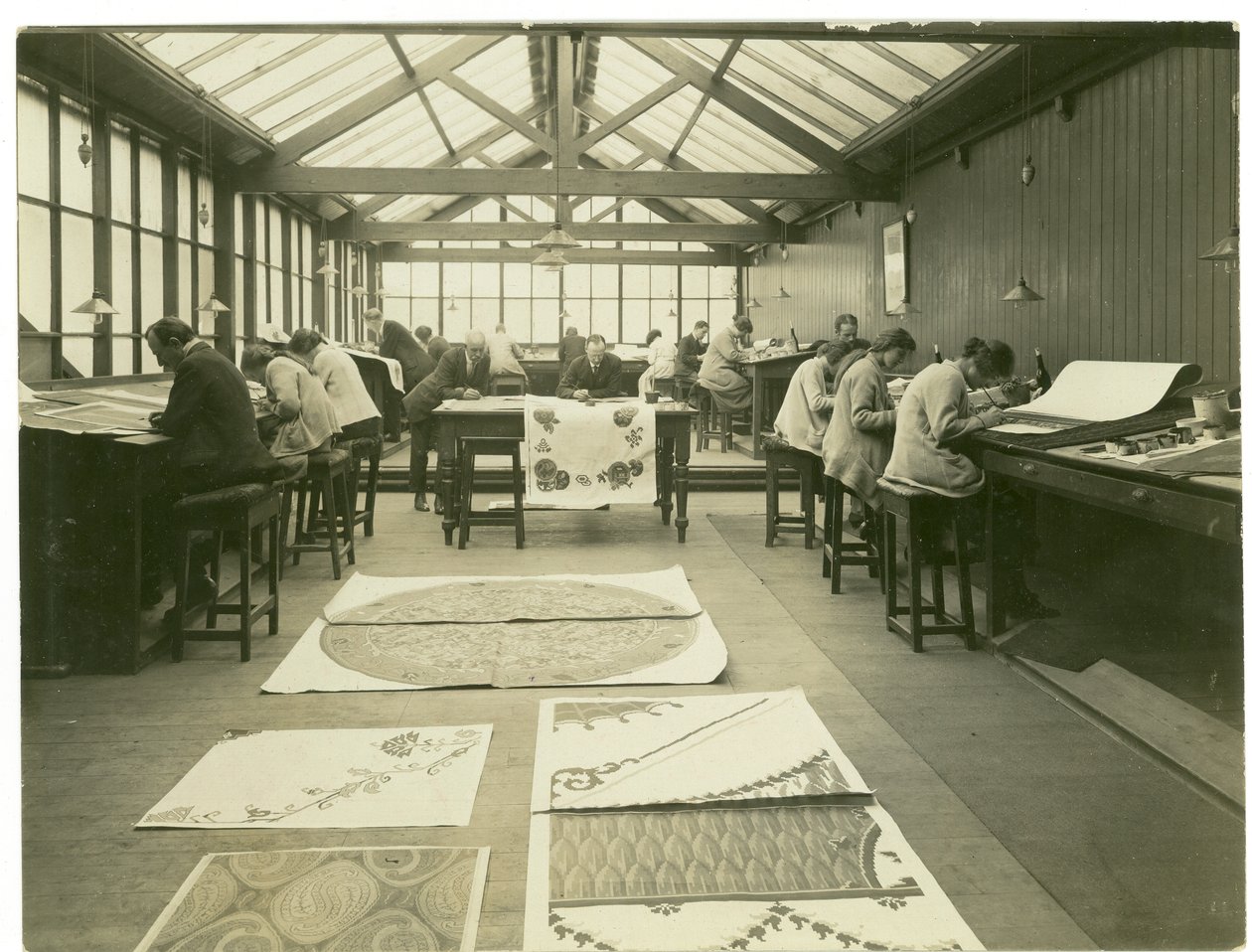 Afdeling ontwerpstudio, Carpet Trades, 1923 door English Photographer