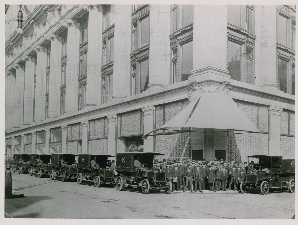 Selfridges bezorgwagens geparkeerd buiten de winkel op Oxford Street door English Photographer