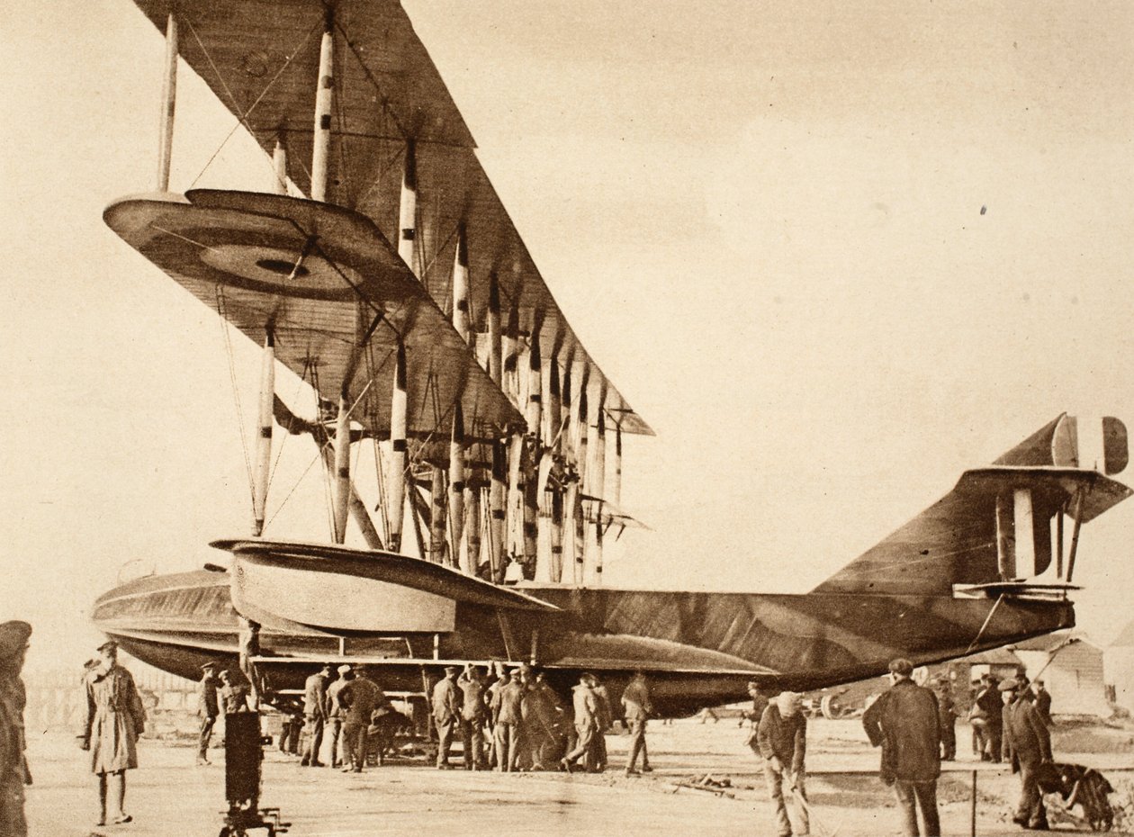 Zijaanzicht van een vliegtuig, 1914-19 door English Photographer