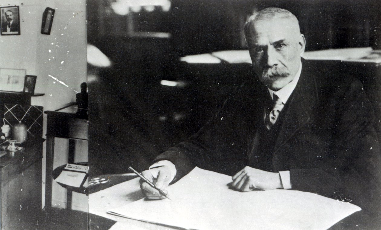 Sir Edward Elgar (1857-1934) aan het werk aan een van zijn orkestpartituren door English Photographer