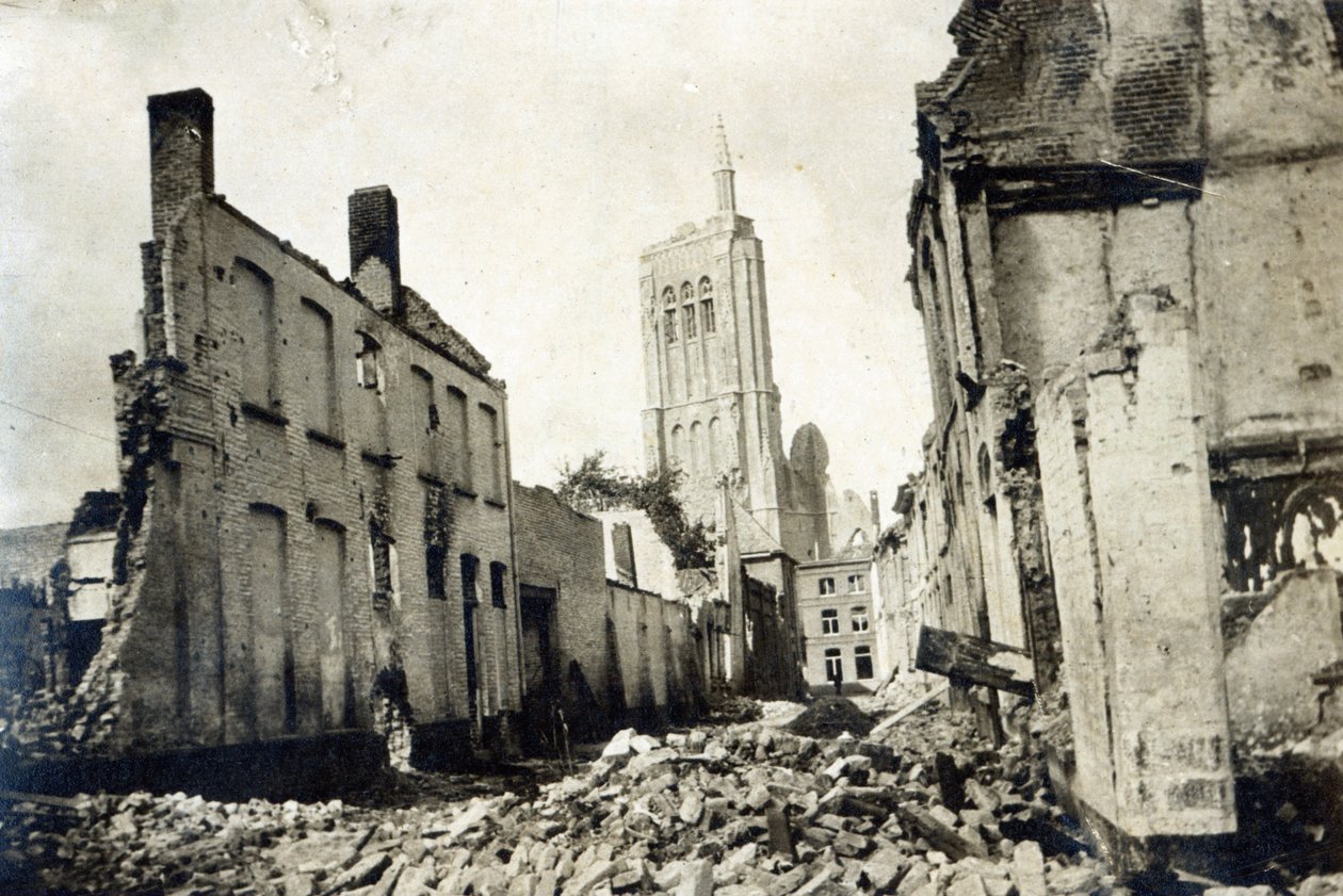 St. Jacobskerk, Ieper, juni 1915 door English Photographer