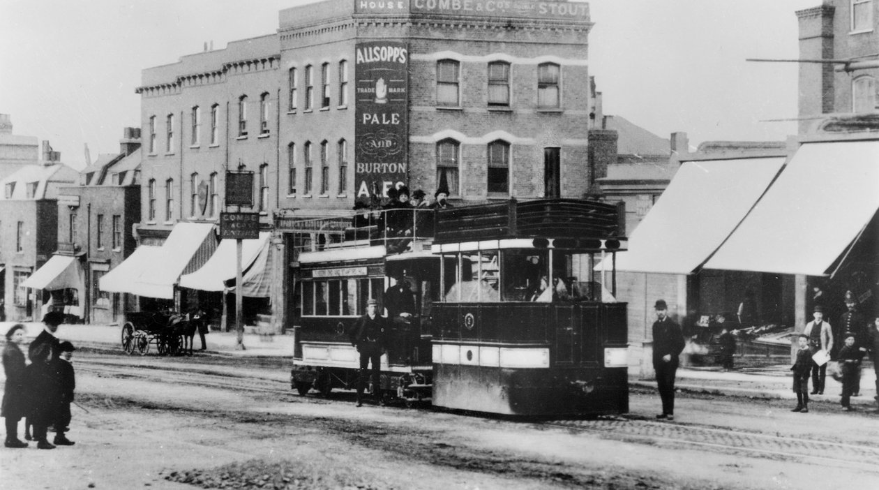 Stoomtram in Noord-Londen in de jaren 1880 door English Photographer
