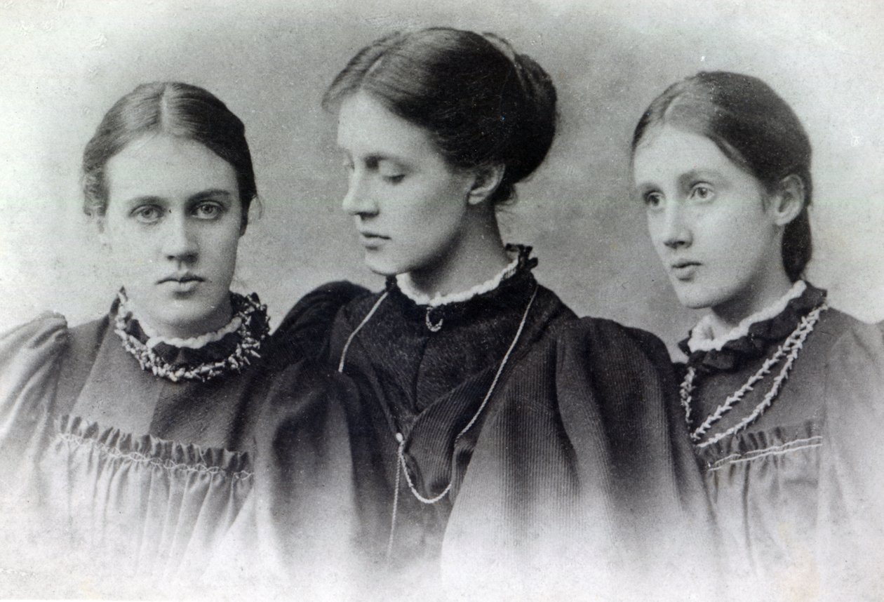 Stella, Vanessa en Virginia Stephen, c.1896 door English Photographer