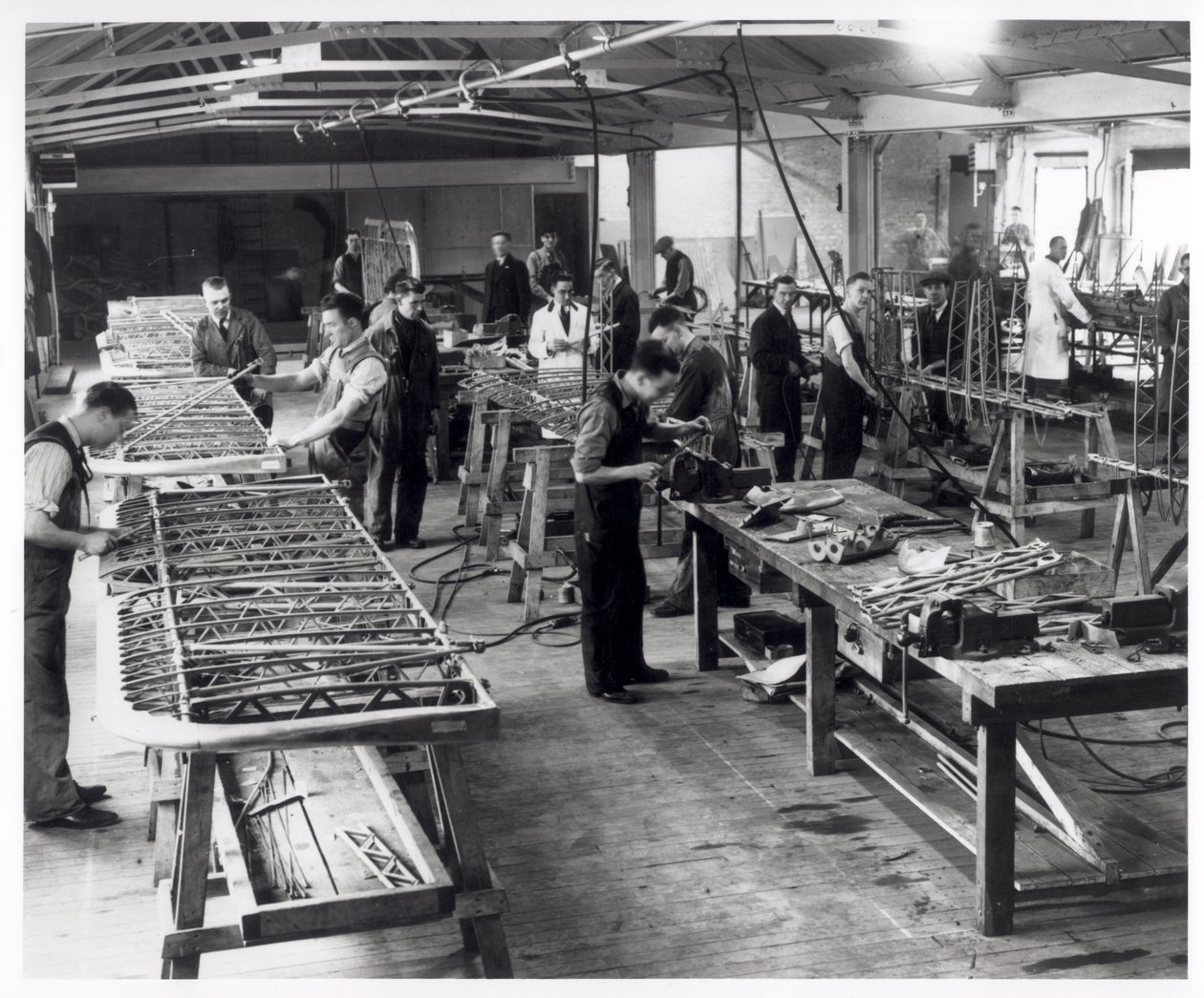 Onderaannemers aan het werk in de Blackburn Aircraft Factory bij Hudswell Clarkes, ca. 1939-45 door English Photographer