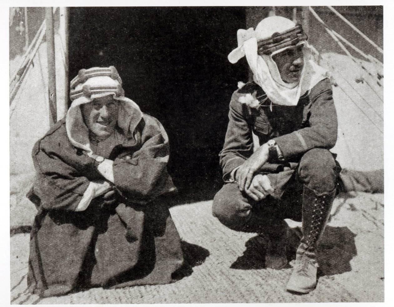 T. E. Lawrence en meneer L. Thomas buiten hun tent, 1919 door English Photographer