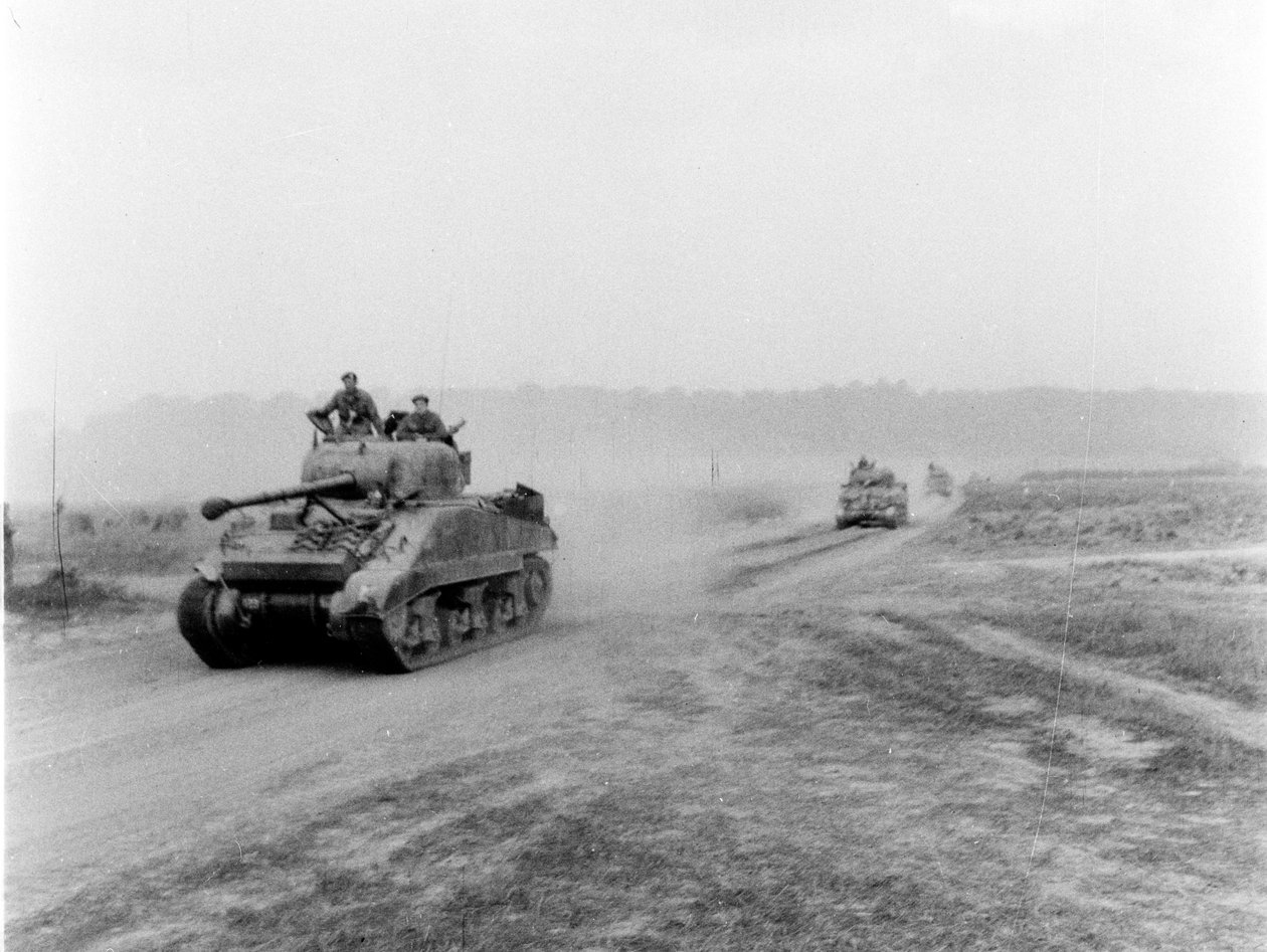 Tanks op weg naar VIRE over de tankbanen, ca. 1945 door English Photographer