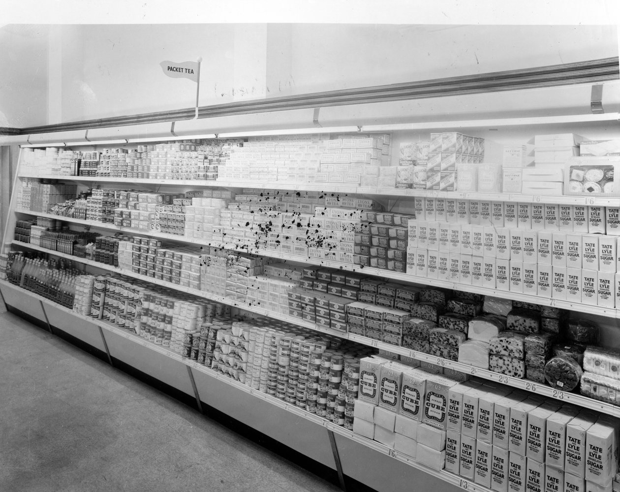 Thee- en suikerafdeling, Woolworths winkel, 1956 door English Photographer