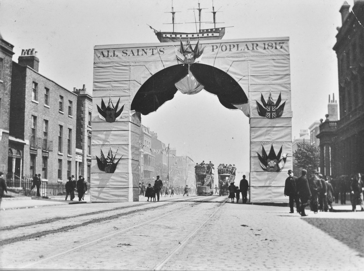 Tijdelijke boog, Victoria Diamond Jubilee, East India Dock Road, 1897 door English Photographer