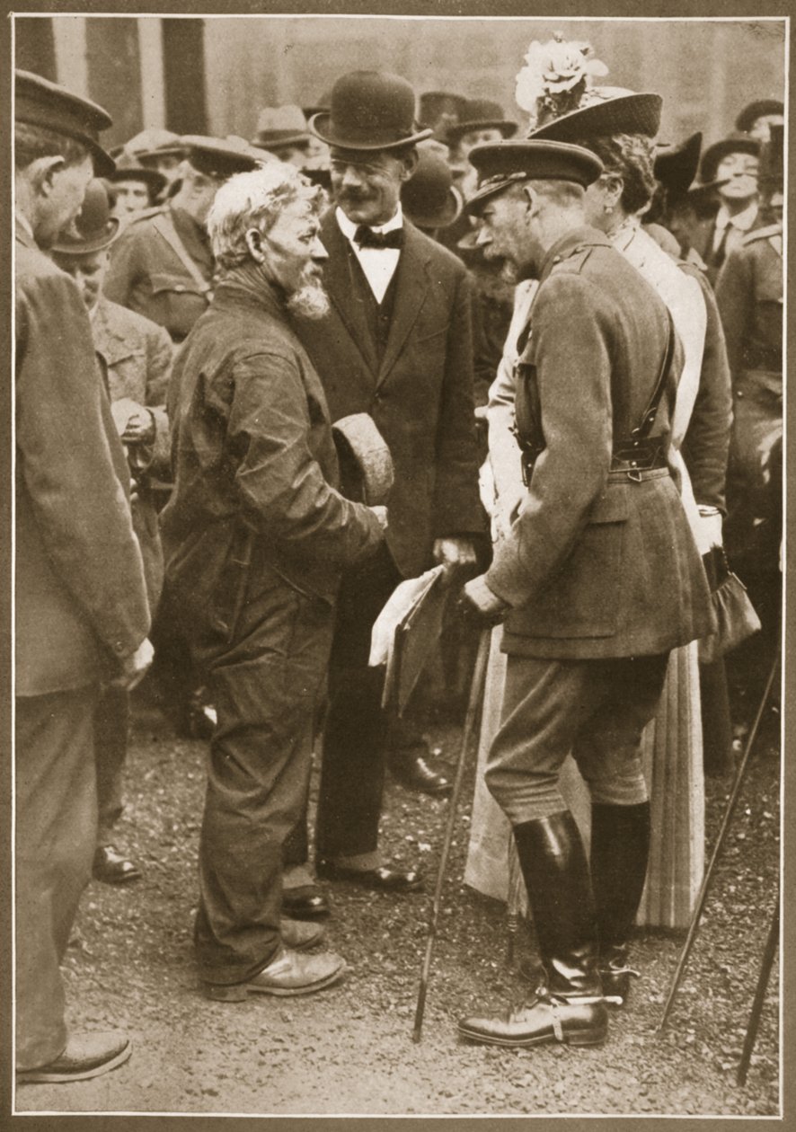 De Koning en Koningin praten met een oude scheepsbouwer in Birkenhead (sepia foto) door English Photographer