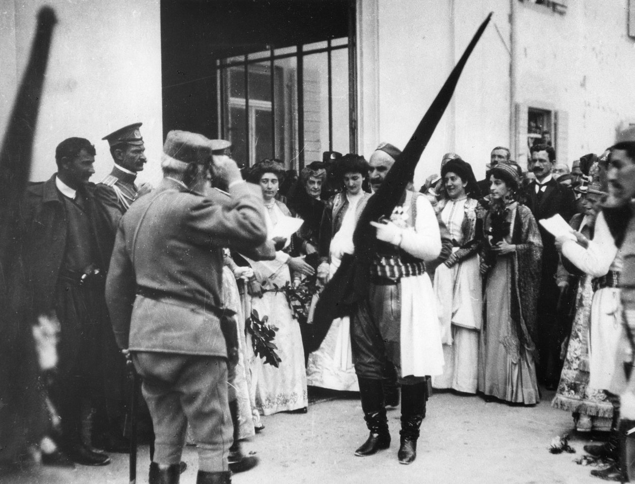 De koning van Montenegro met een Turkse vlag, Cettinge, Montenegro, 1913 door English Photographer