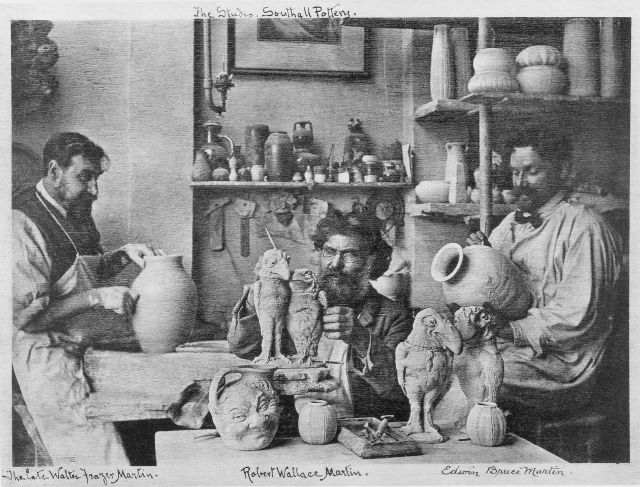 De gebroeders Martin in de studio van de Southall Pottery door English Photographer