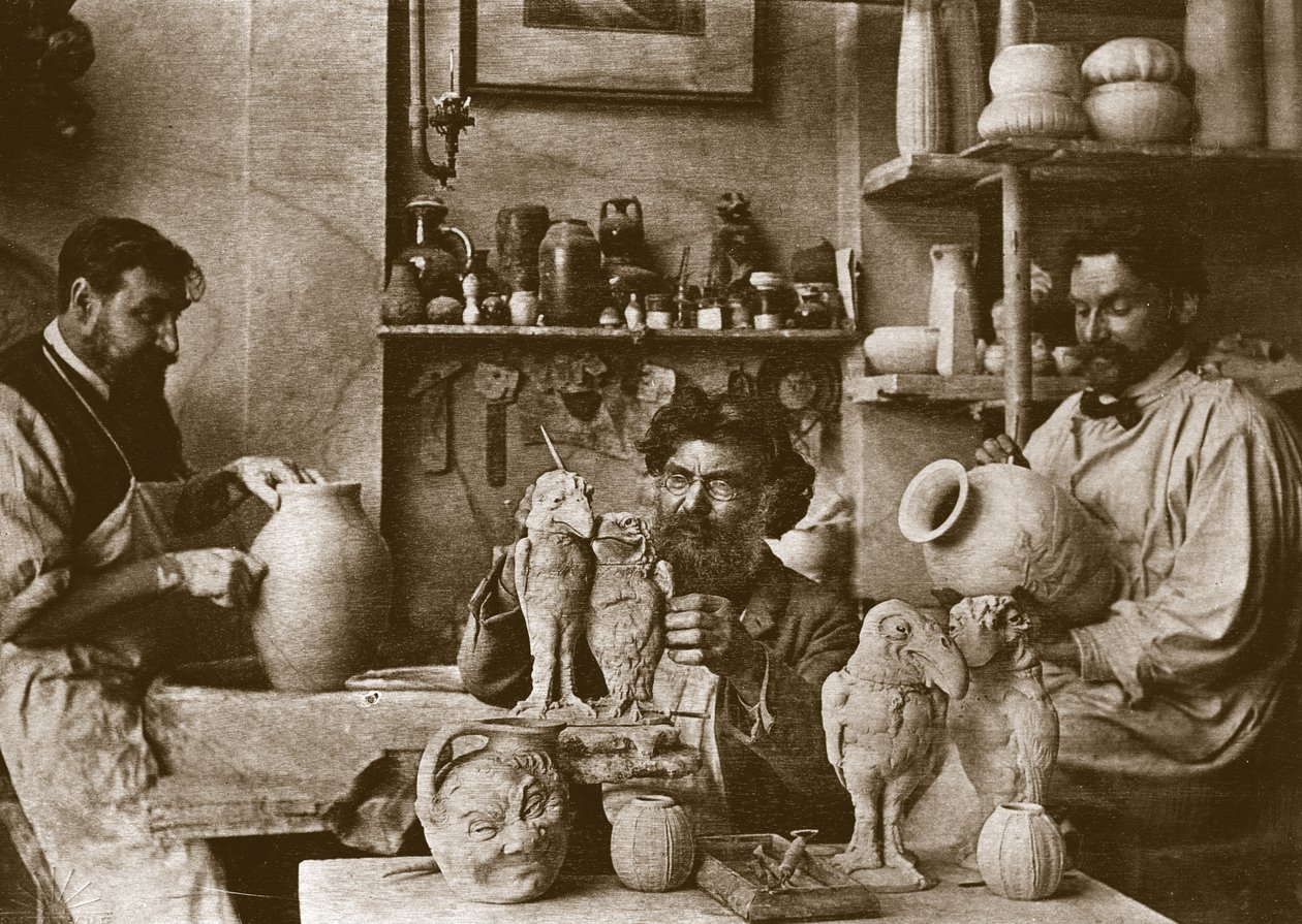 De Martin broers in de studio bij de Southall Pottery door English Photographer
