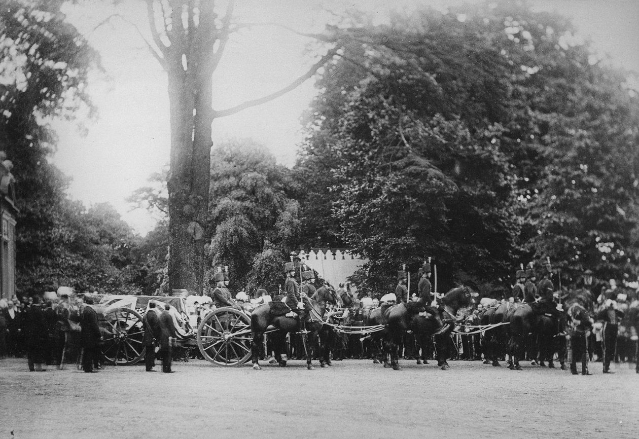 De begrafenisstoet van de prins-imperiaal, Camden Place, 12 juli 1879 door English Photographer