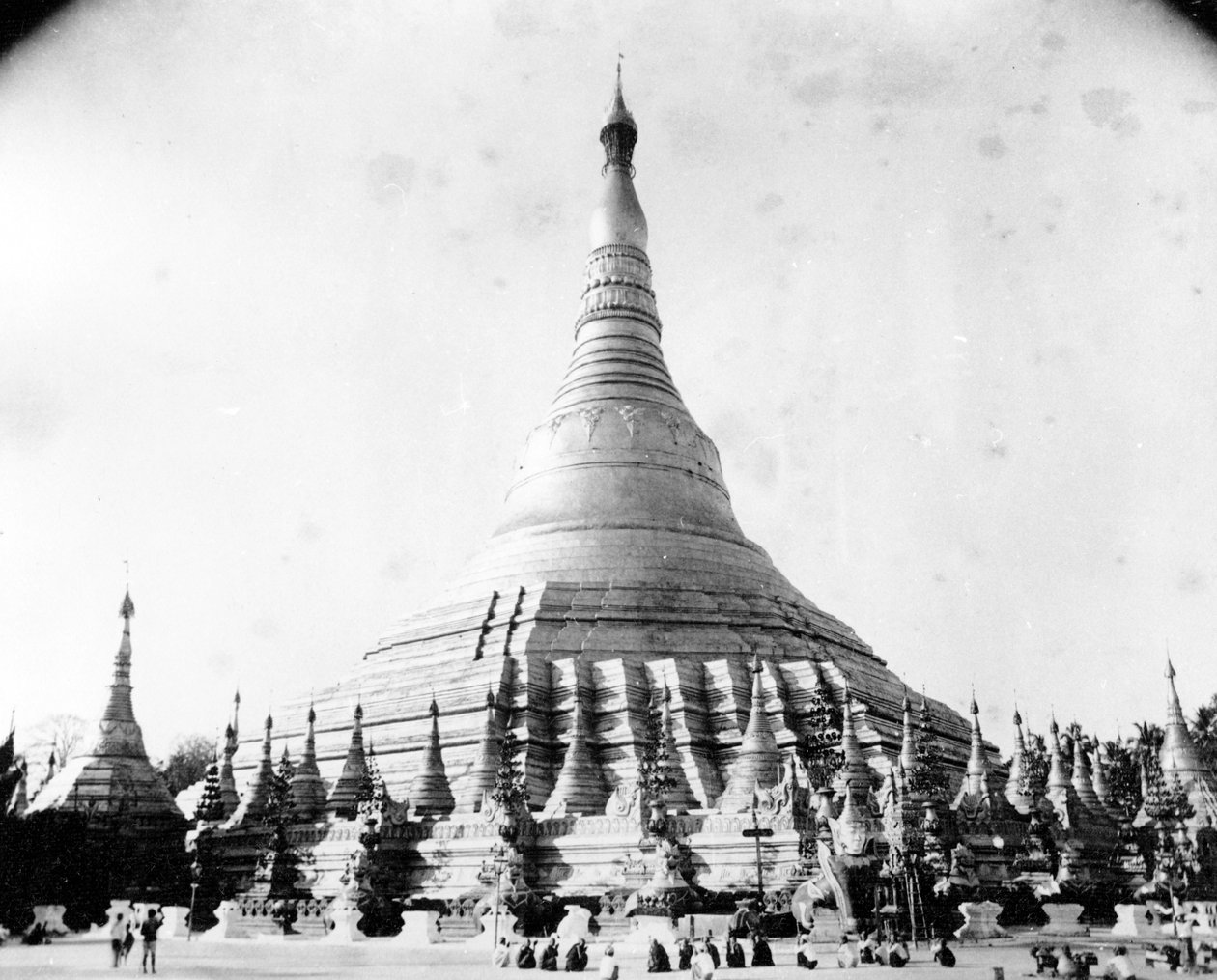 De Shwedagon Pagode in Rangoon door English Photographer