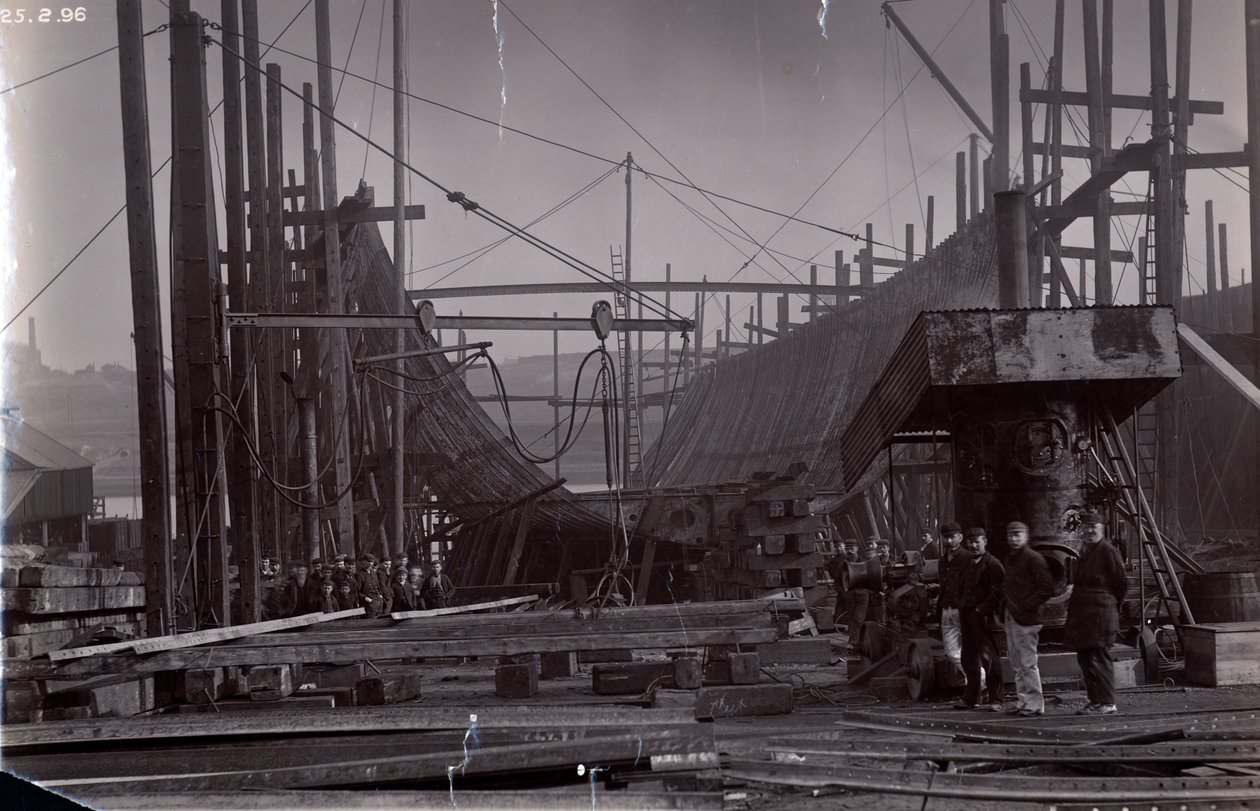 De ijsbrekende treinveerboot SS Baikal in frame tijdens de bouw door Sir W.G. Armstrong Mitchell en Co. Ltd., op de Low Walker scheepswerf, Newcastle upon Tyne in 1896 door English Photographer