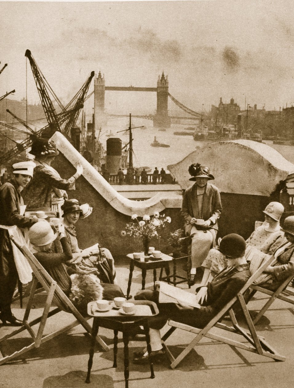 De daktuin van de Langbourne Club voor stads vrouwen, Fishmonger Hall Street, Londen 1925 door English Photographer