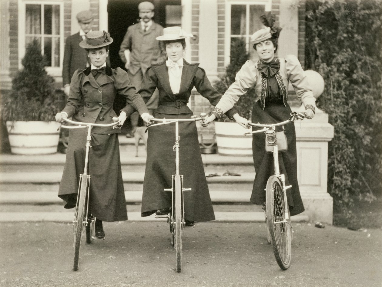 Drie vrouwen op fietsen, begin 1900 door English Photographer