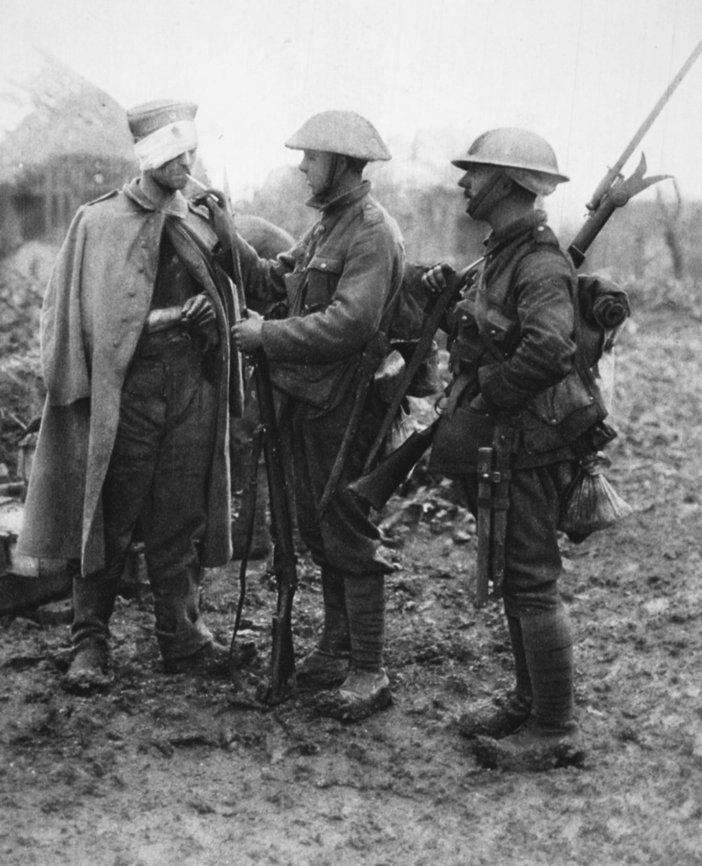 Tommy draagt geen wrok: een gewonde Duitse gevangene een lichtje geven, uit The Illustrated War News, 26 juli 1916 door English Photographer