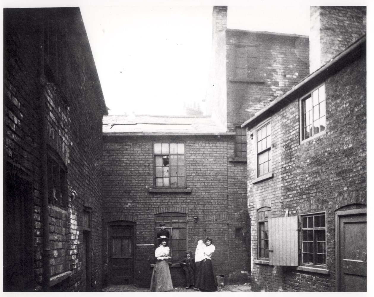 Twee vrouwen poseren met hun kinderen, Eagle and Child Yard, Hunslet, Leeds, 13 mei 1896 door English Photographer