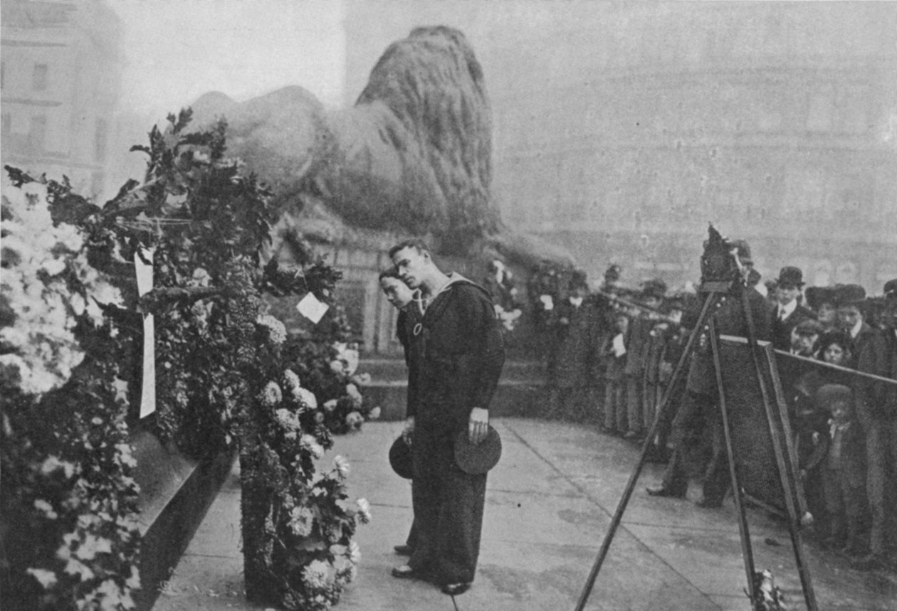 Onder Nelsons Schaduw: Matrozen Inspecteren Kransen aan de Voet van het Standbeeld van de Admiraal, gepubliceerd in The Graphic, 27 oktober 1906 door English Photographer