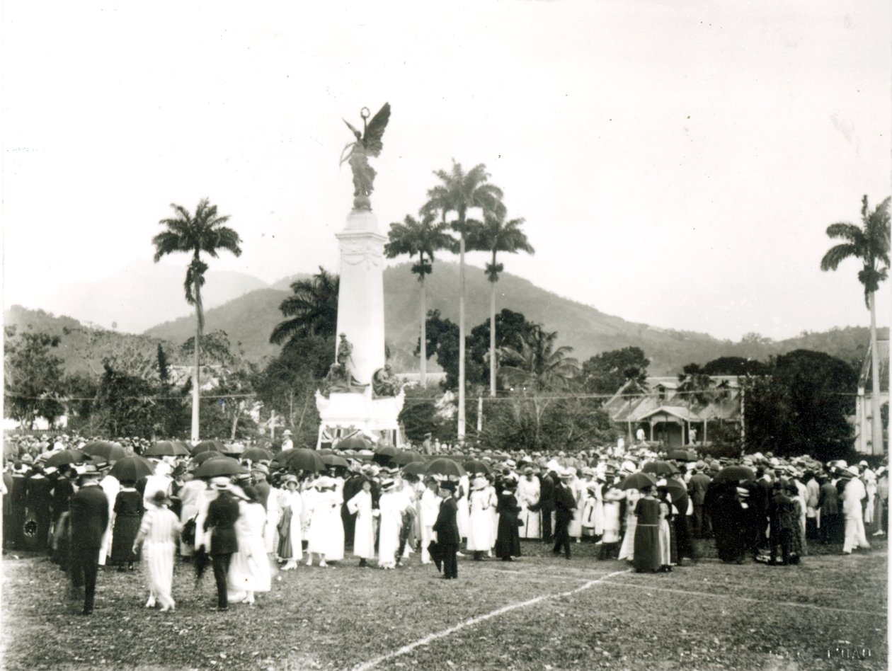 Onthulling van het Oorlogsmonument, Port of Spain, Trinidad, 1920 door English Photographer
