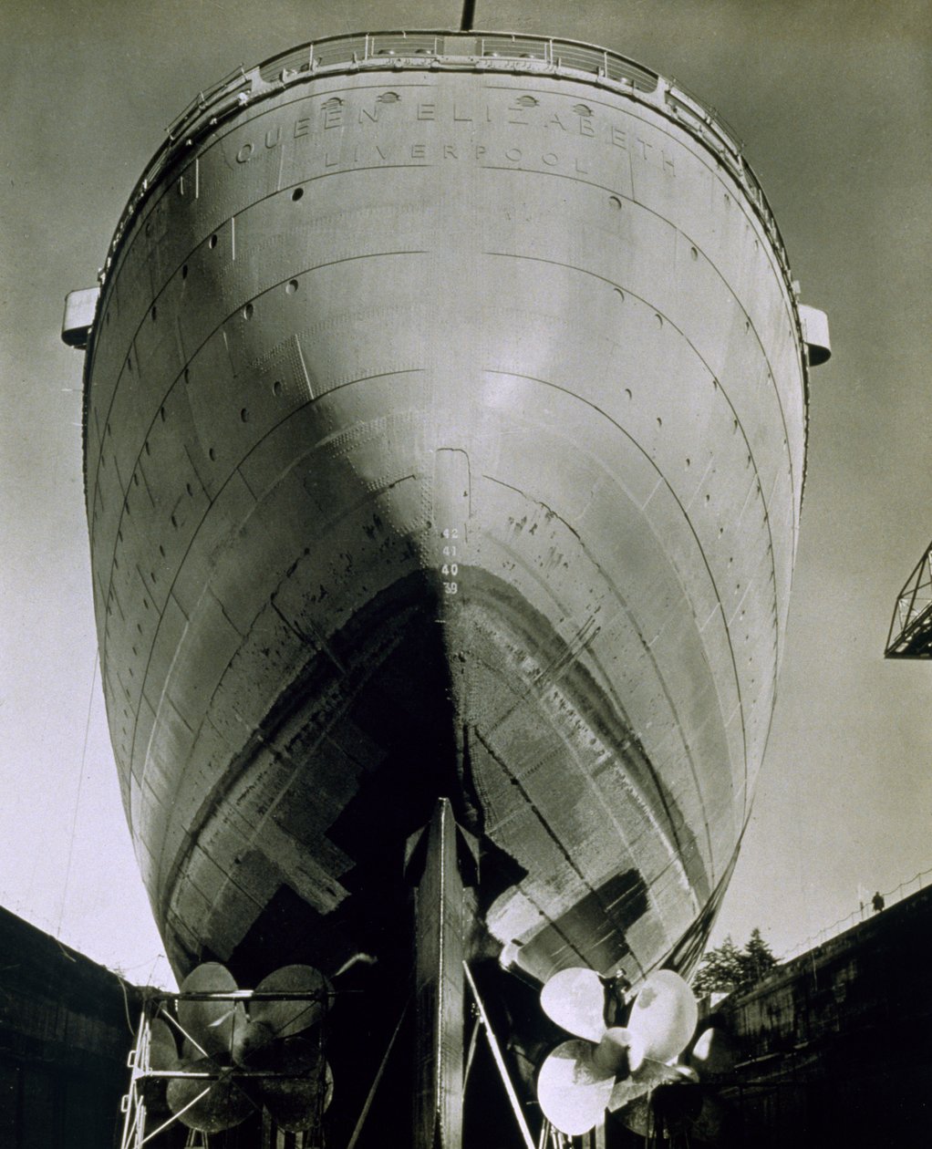 Zicht op de RMS Queen Elizabeth, 1942 door English Photographer