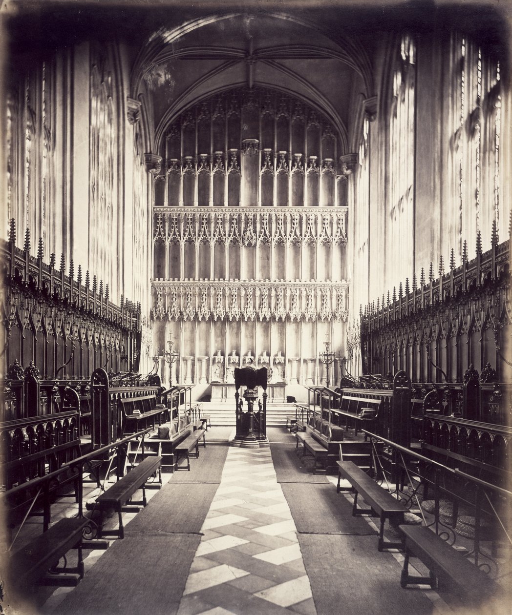 Uitzicht op het koor in de kapel van New College, 1860-70 door English Photographer