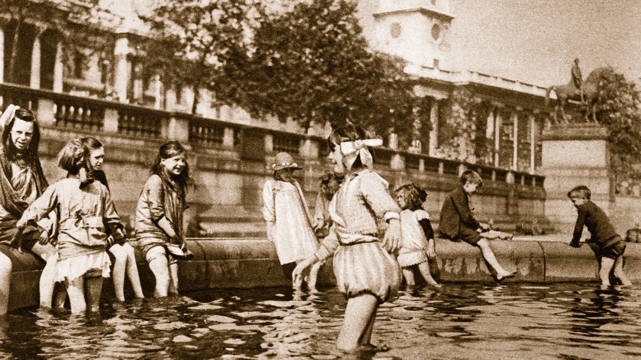 Kinderen uit West End koelen zich af in een fontein op Trafalgar Square tijdens een hittegolf door English Photographer
