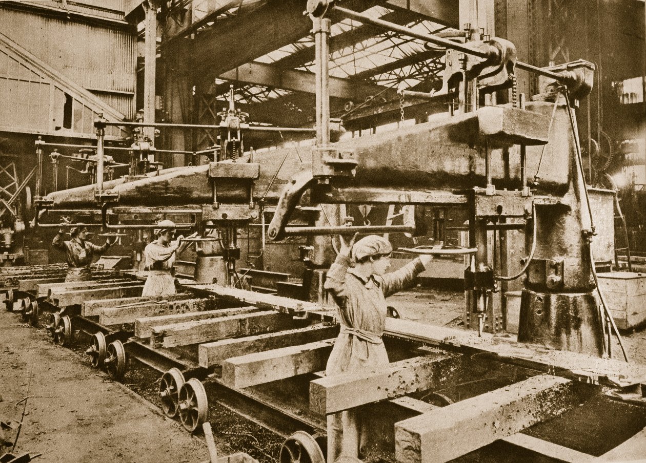 Vrouwenarbeiders in een zware metaalbewerkingsfabriek door English Photographer