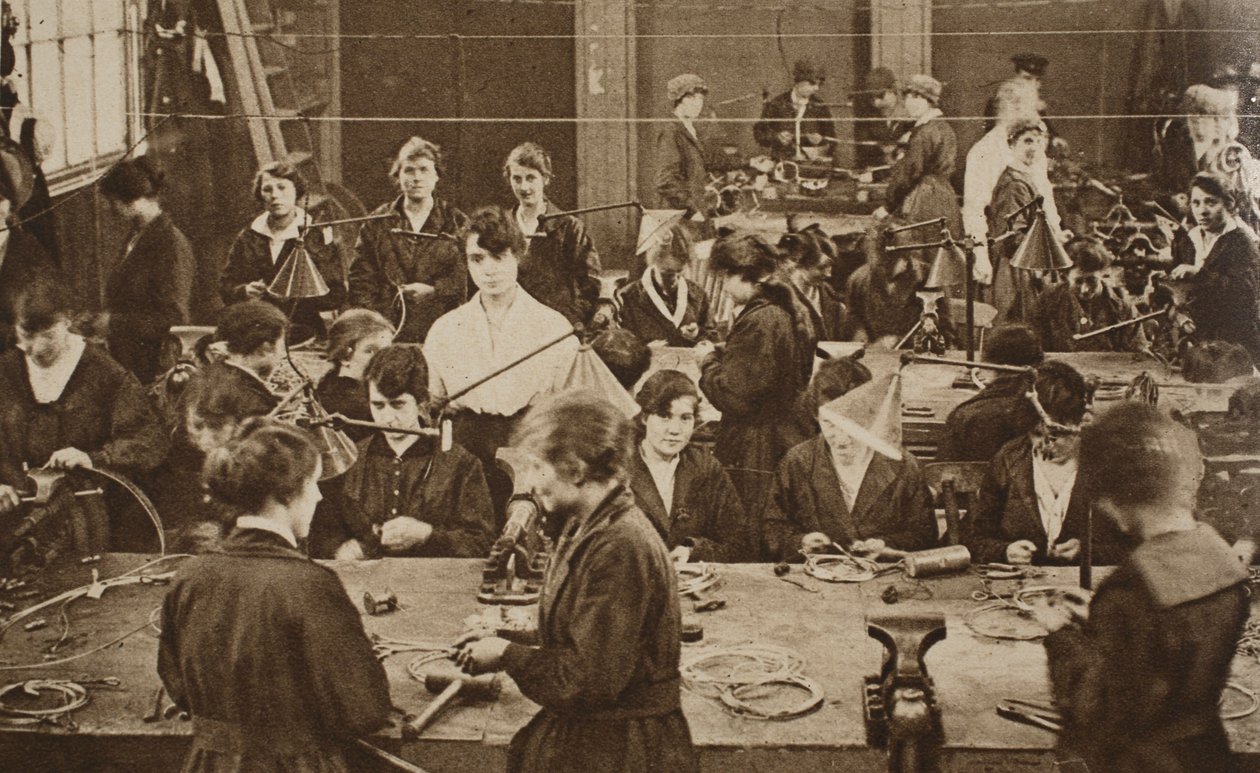 Vrouwelijke arbeiders in de R.N. Luchtvaartdienst, 1914-19 door English Photographer