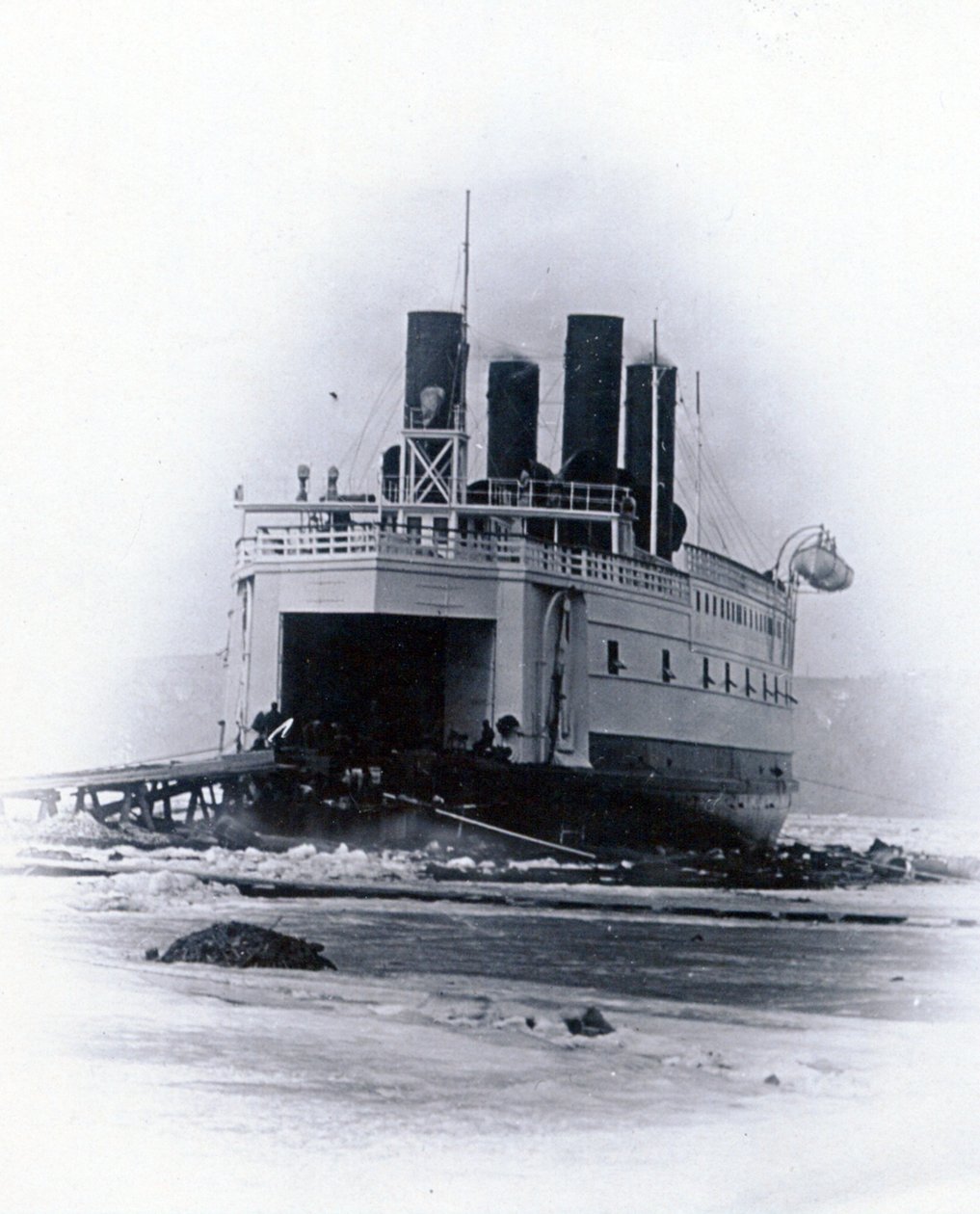 Yard no. 647, Baikal. Boegzicht van de ijsbrekende treinveerboot Baikal door English Photographer