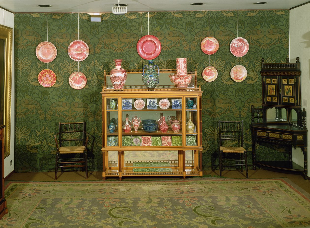 Een Esthetisch Interieur met werken van William Morris (1834-96) en William de Morgan (1839-1917) door English School